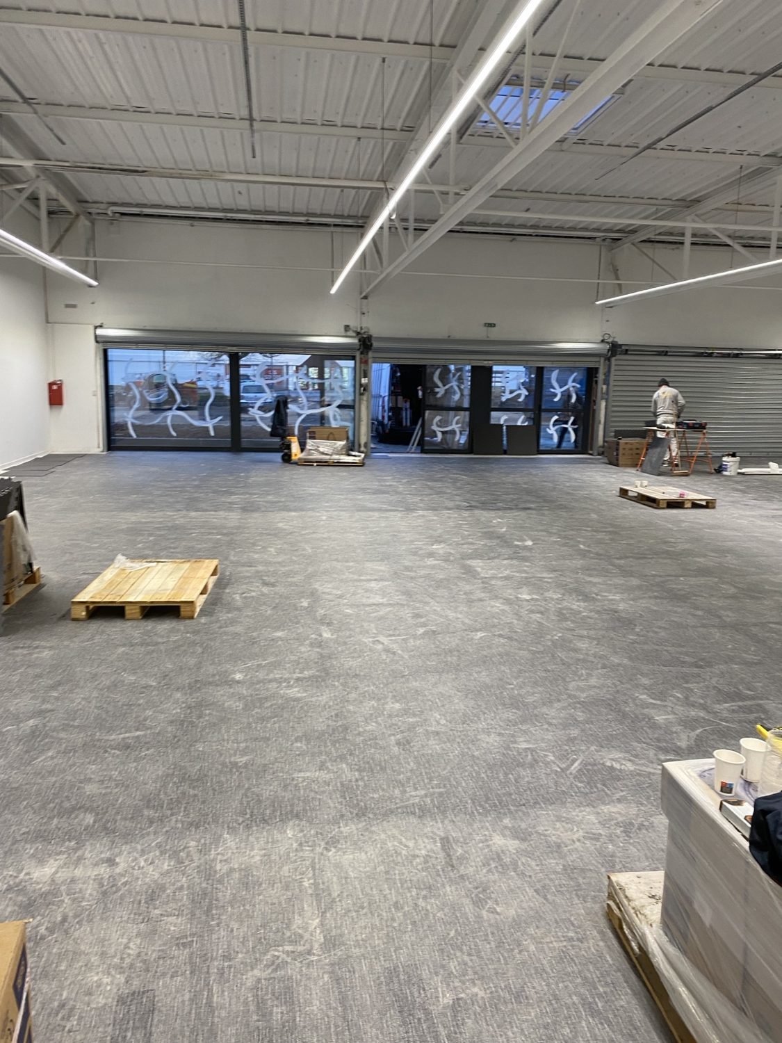 Grand espace professionnel avec sol posé